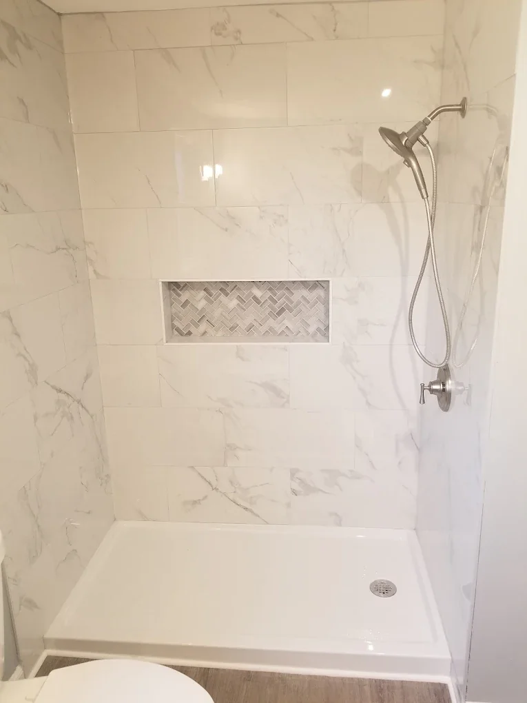 Tiled shower surround with recessed niche
